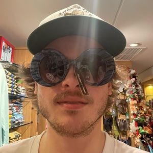 Meet your Posher, Connor